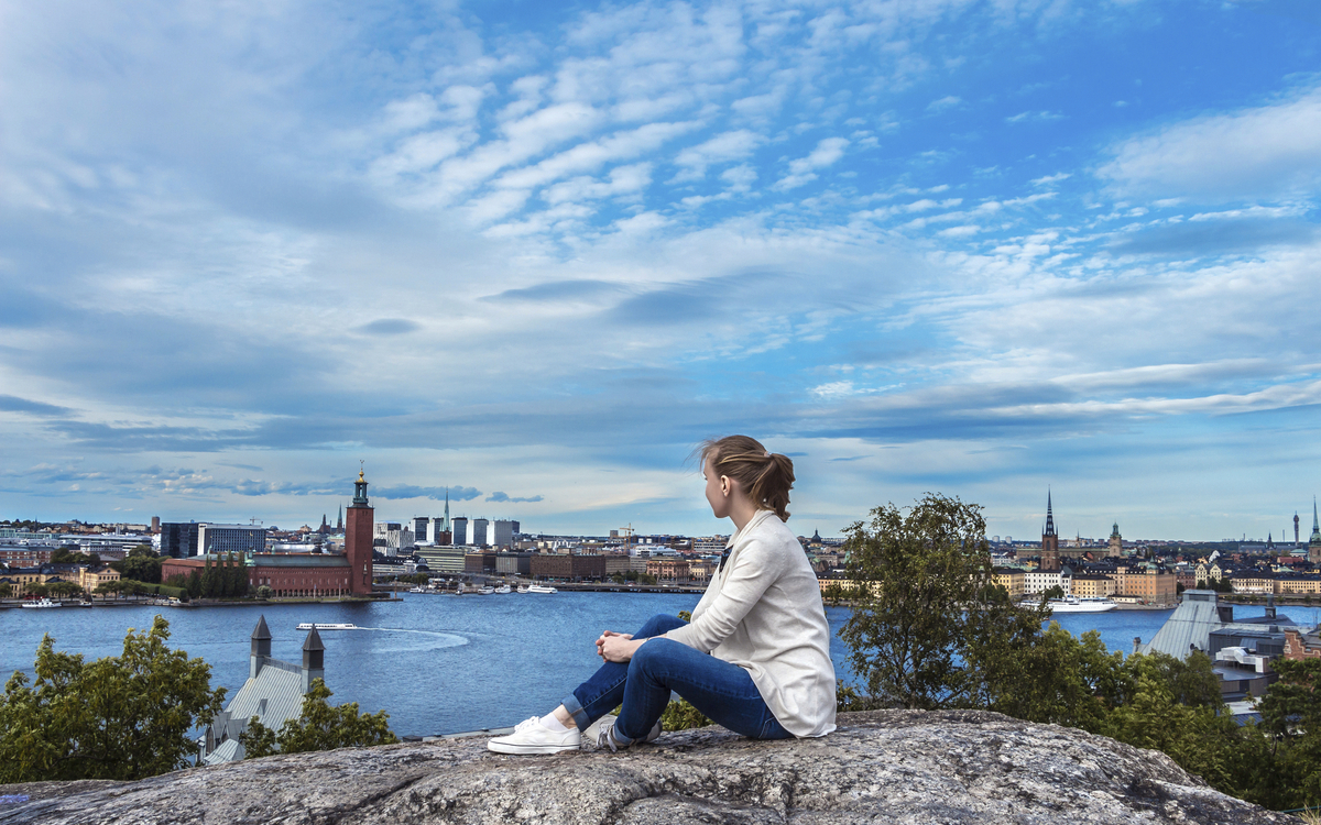 Frau mit Aussicht auf Stockholm