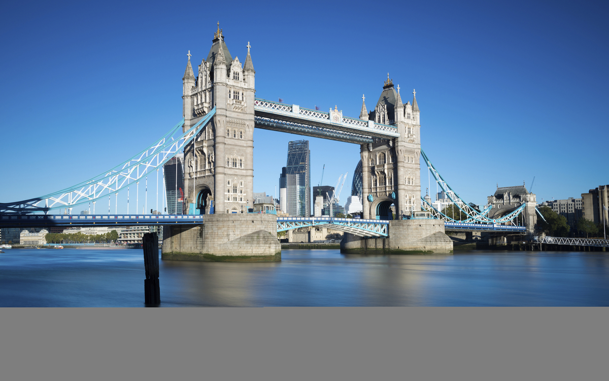 Tower Bridge über die Themse in London, England