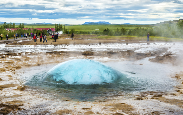 Strokkur ist der Name eines isländischen Geysir, Island