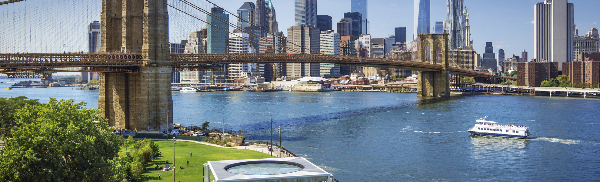Die Skyline New Yorks mit Brooklyn Bridge, USA