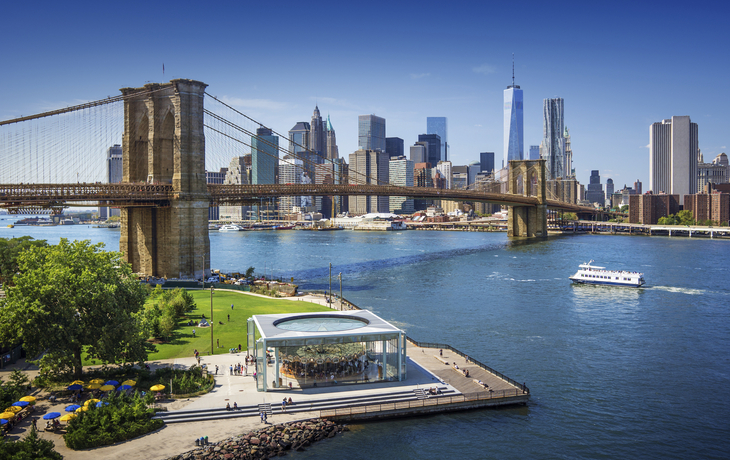 Die Skyline New Yorks mit Brooklyn Bridge, USA