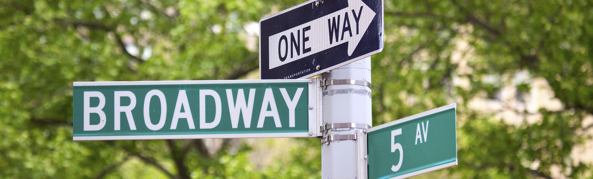 Straßenschilder auf der 5th Avenue in New York, USA