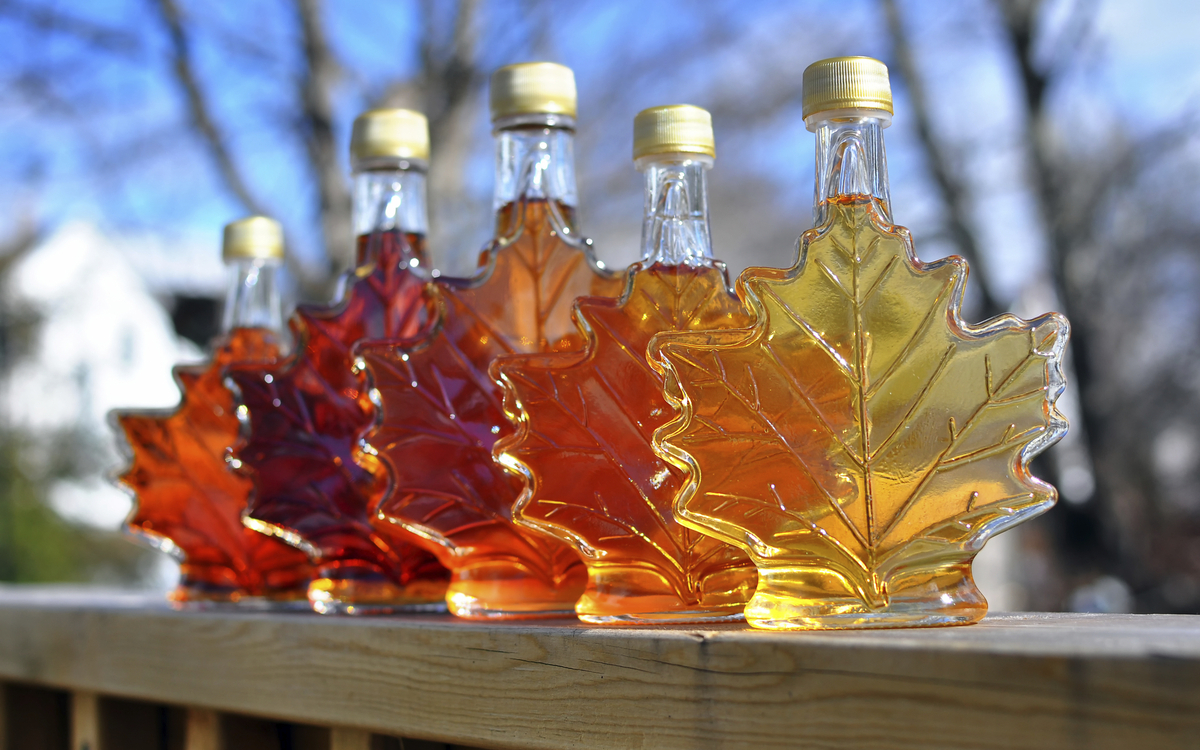 Ahornblattflaschen mit Ahornsirup
