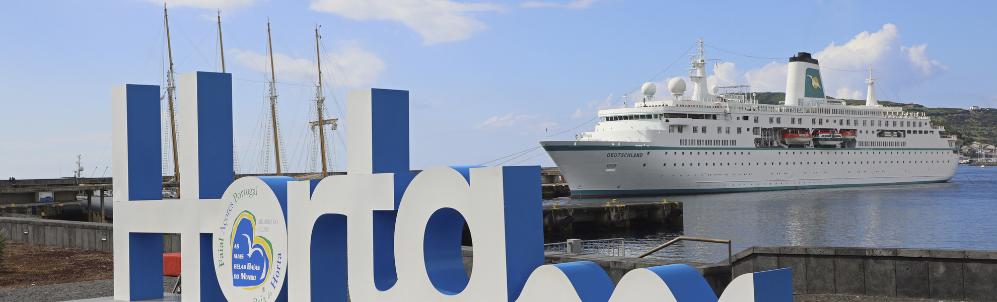 MS Deutschland in Horta