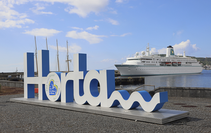 MS Deutschland in Horta