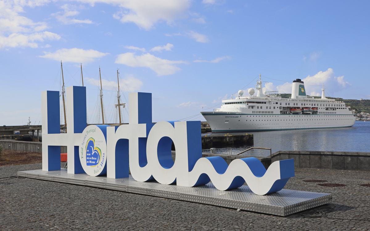 MS Deutschland in Horta