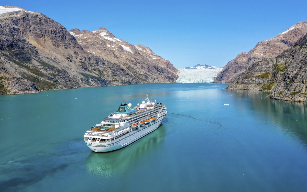 MS Amera im Prins Christian Sund