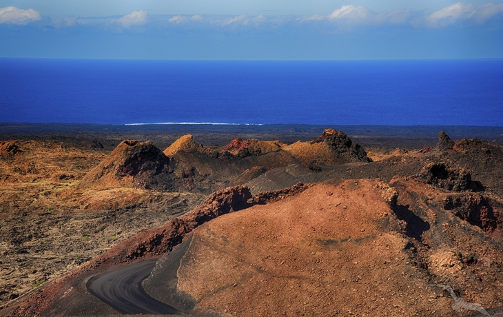 Nationalpark Timanfaya mit Blick auf den Vulkan auf Lanzarote, Spanien