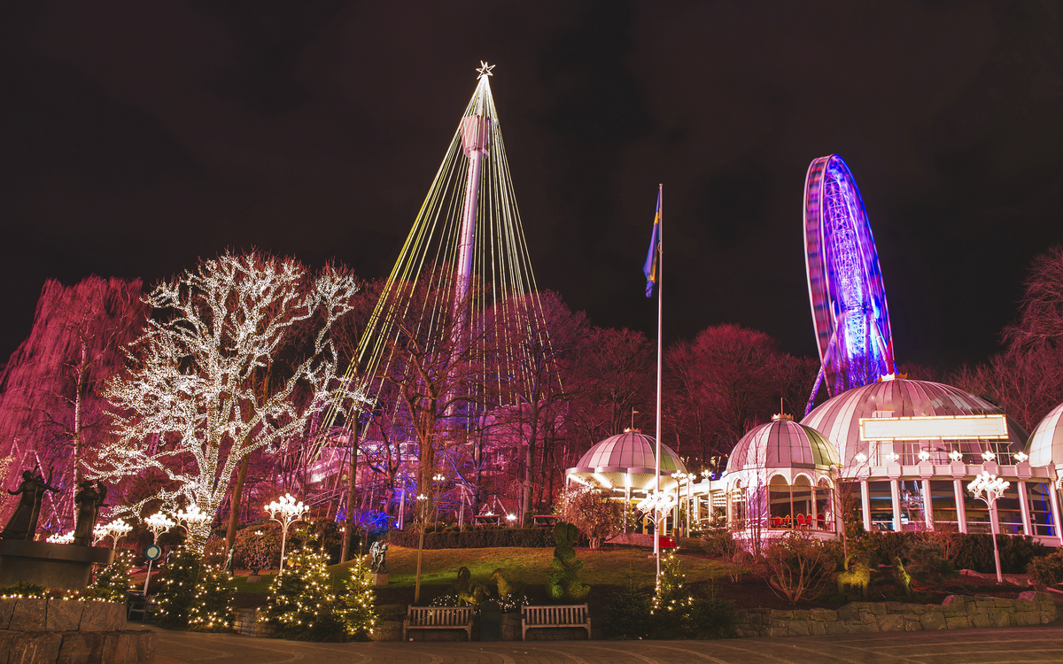 Park Liseberg in Göteborg am Abend