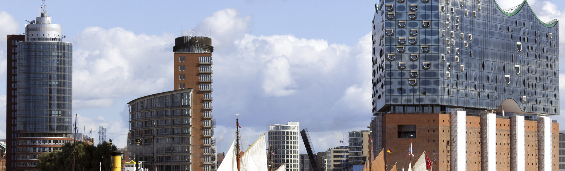 Die Elbphilharmonie in Hamburg vom Wasser aus, Deutschland