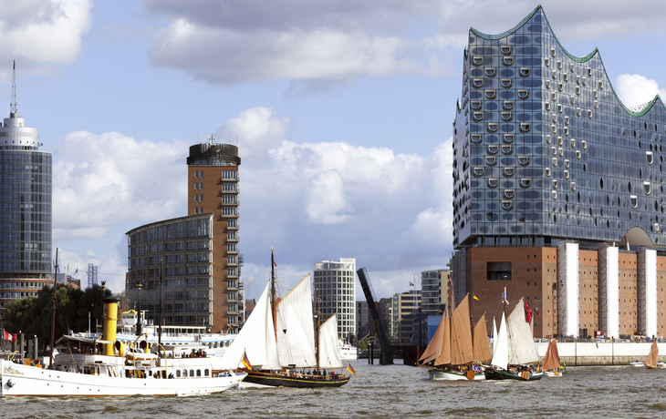 Die Elbphilharmonie in Hamburg vom Wasser aus, Deutschland