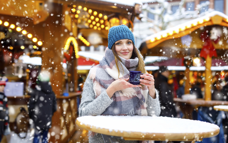 Menschen auf dem Weihnachtsmarkt