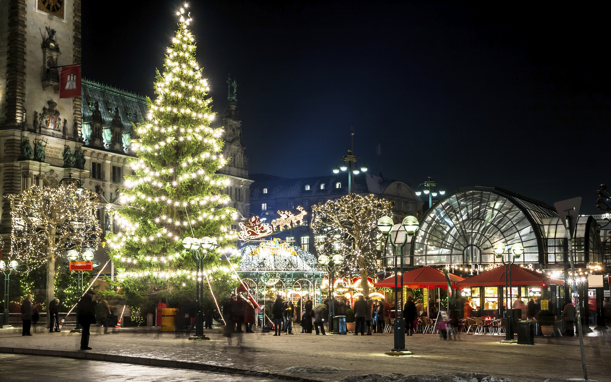 Das Rathaus in Hamburg in der Nacht, Deutschland