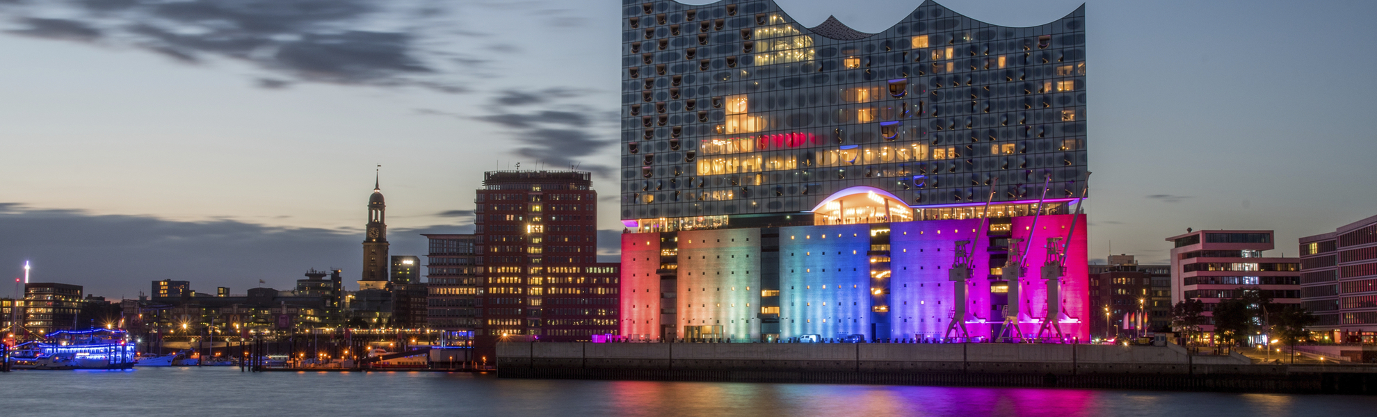 Konzerthaus Elbphilharmonie in Hamburg bei Nacht, Deutschland