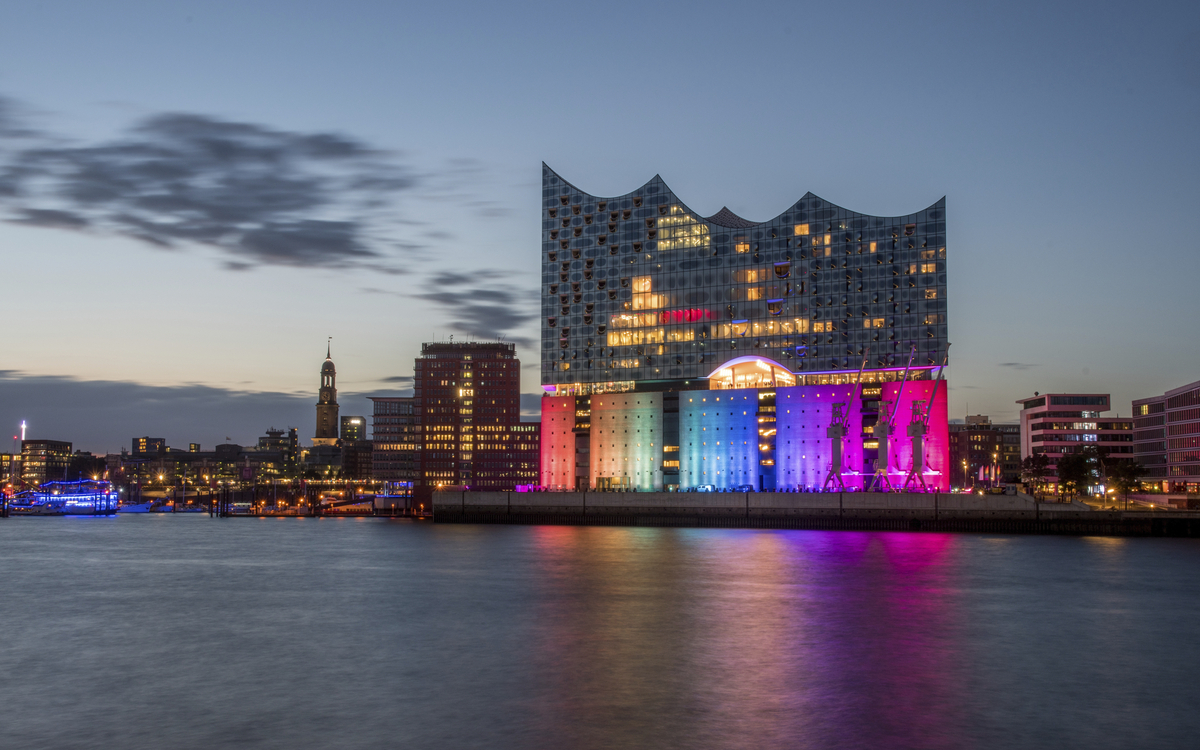 Konzerthaus Elbphilharmonie in Hamburg bei Nacht, Deutschland