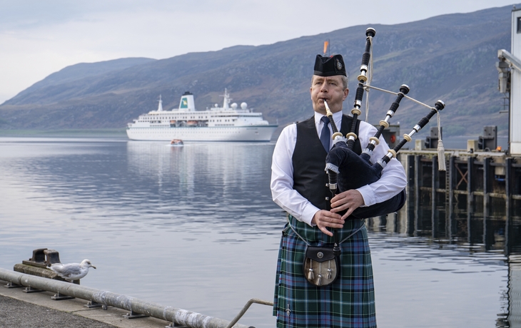 MS Deutschland in Ullapool