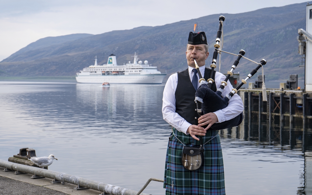 MS Deutschland in Ullapool