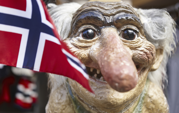 Troll Statue mit norwegischer Flagge