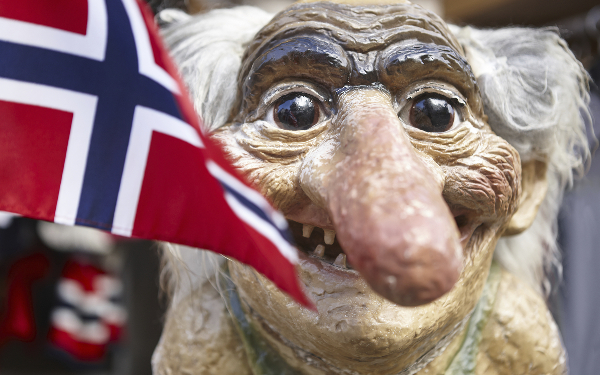 Troll Statue mit norwegischer Flagge