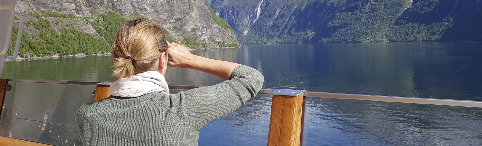 Frau im Geiranger Fjord