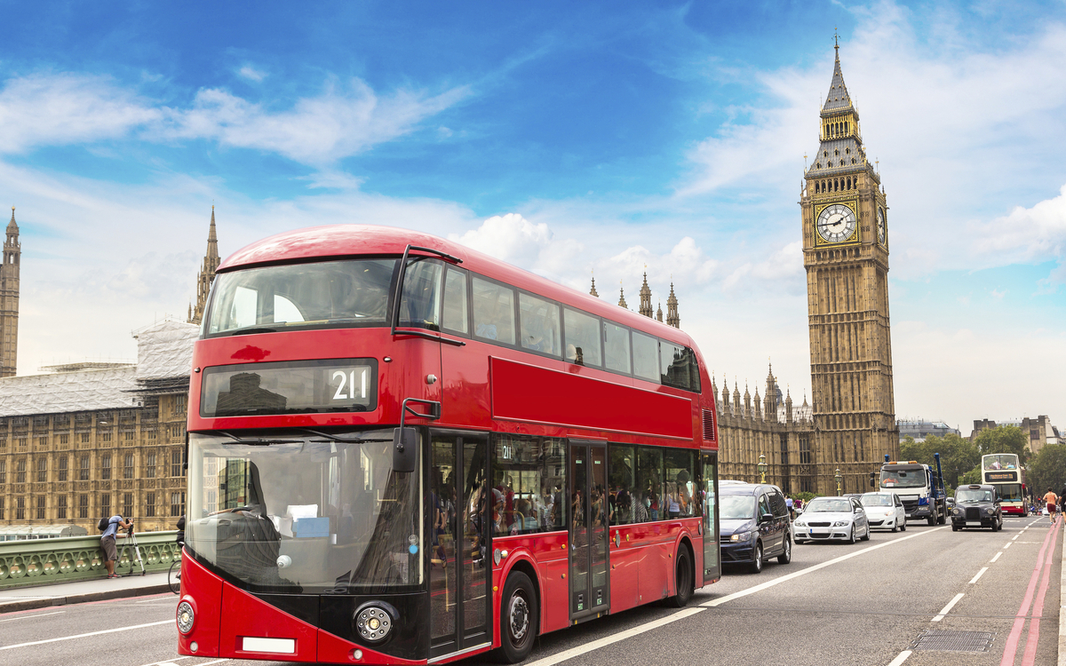 Roter Bus für das Sightseeing in London, England