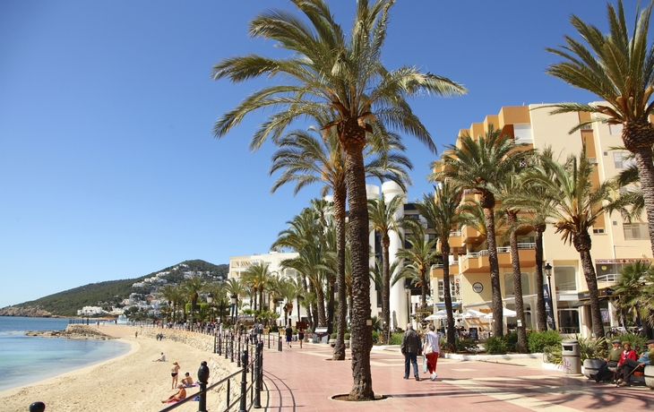 Strandpromenade auf Ibiza, Spanien