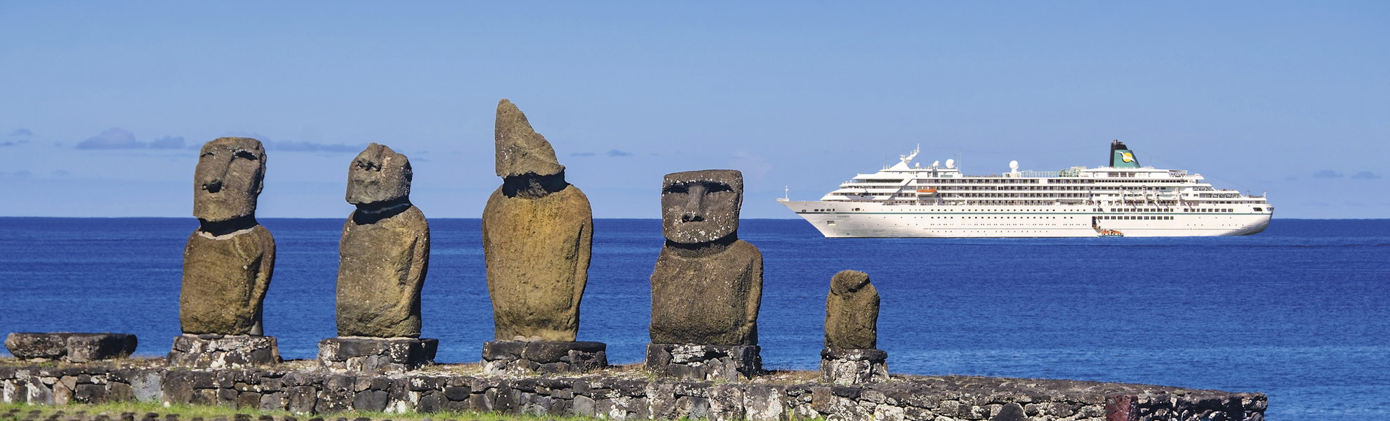 MS Amadea vor den Osterinseln