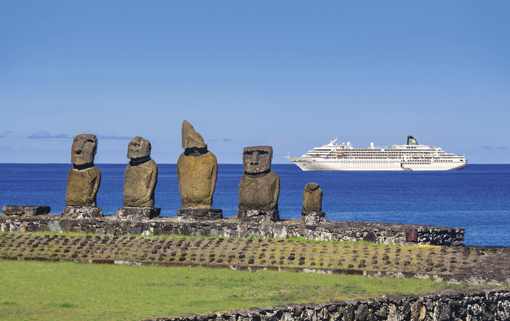 MS Amadea vor den Osterinseln