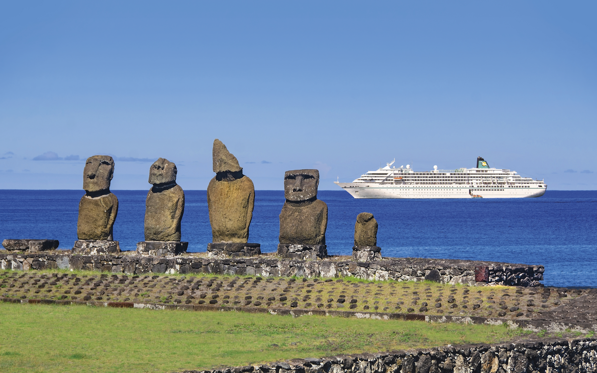MS Amadea vor den Osterinseln