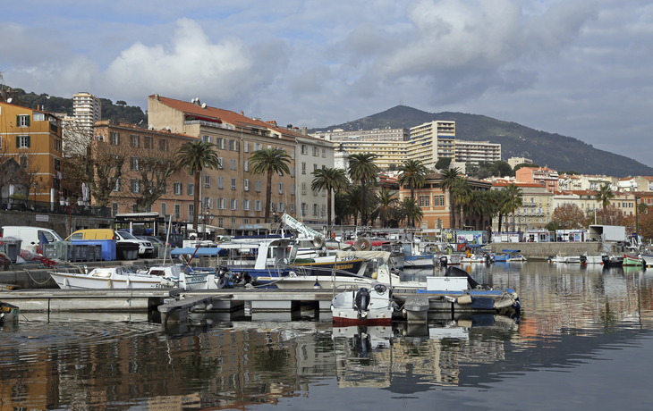 Fischerboote im Hafen von Ajaccio auf Korsika