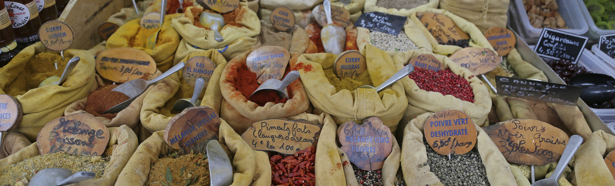 Gewürze auf einem Markt in Ajaccio auf Korsika
