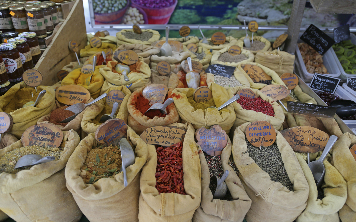 Gewürze auf einem Markt in Ajaccio auf Korsika