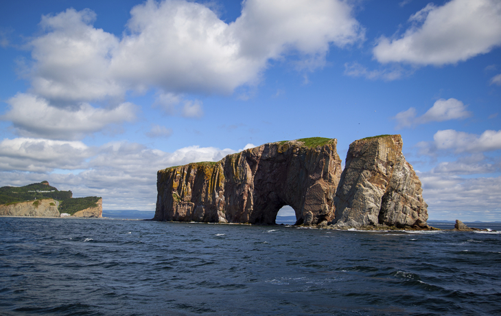 Der Kalksteinfelsen Rocher in Percé, Kanada