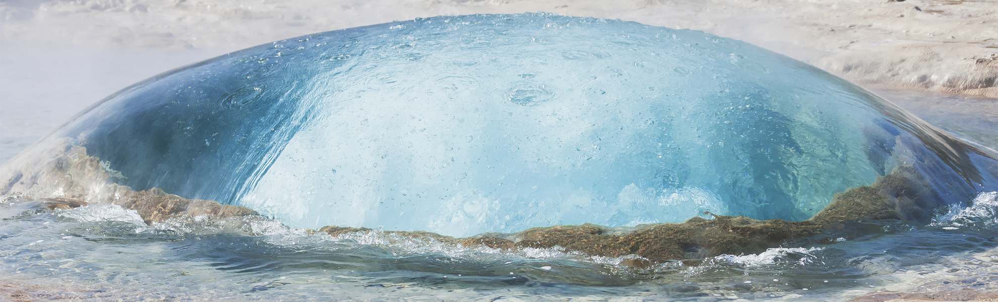 Geysir Strokkur kurz vor seinem Ausbruch, Island
