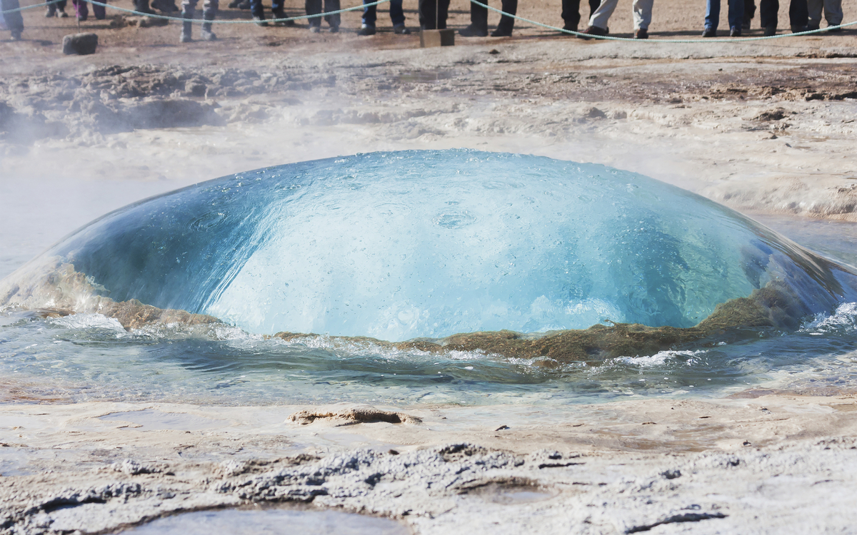 Geysir Strokkur kurz vor seinem Ausbruch, Island