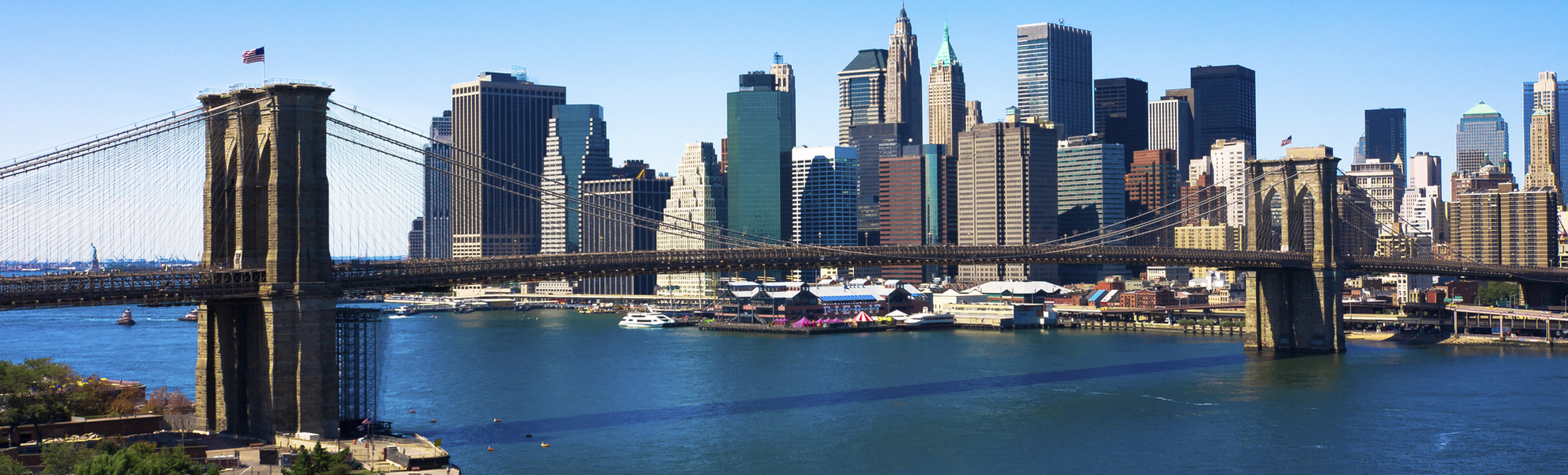 Die Skyline New Yorks mit Brooklyn Bridge, USA