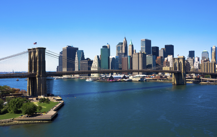 Die Skyline New Yorks mit Brooklyn Bridge, USA