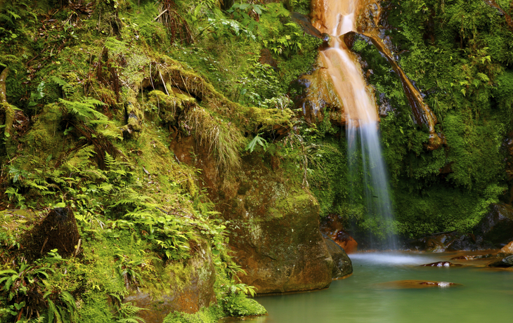 Wasserfall in der Caldeira auf der Azoreninsel Sao Miguel