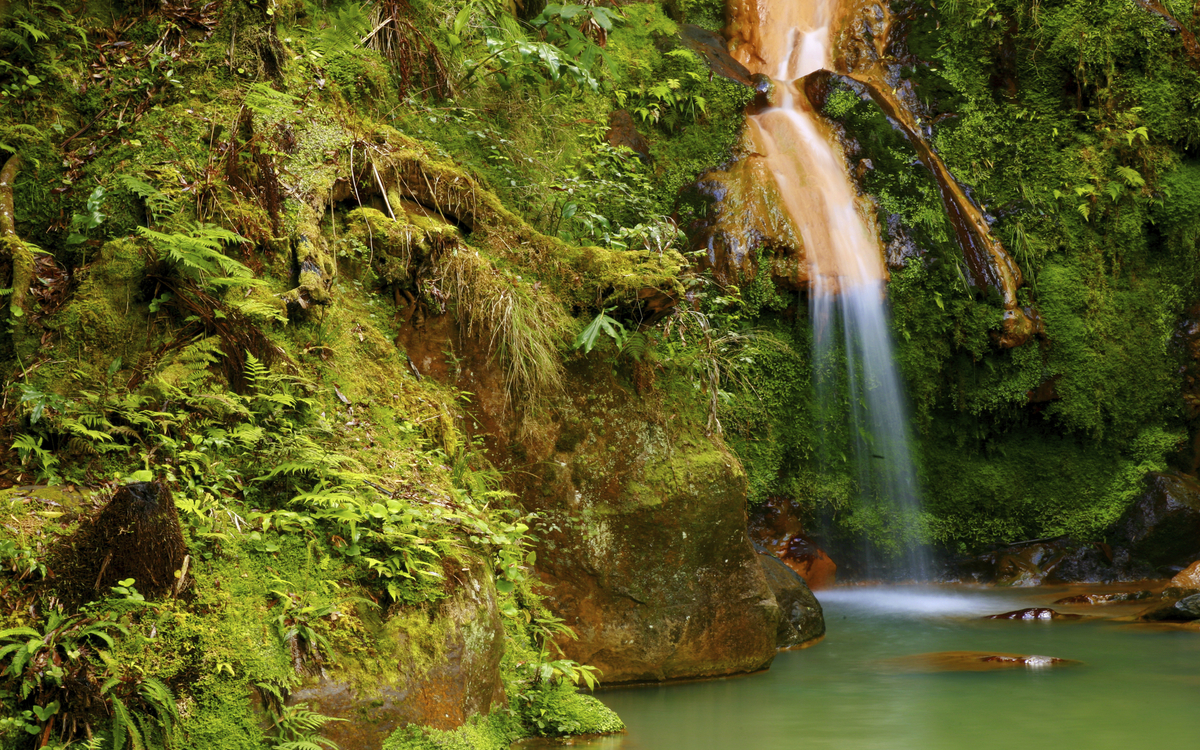 Wasserfall in der Caldeira auf der Azoreninsel Sao Miguel
