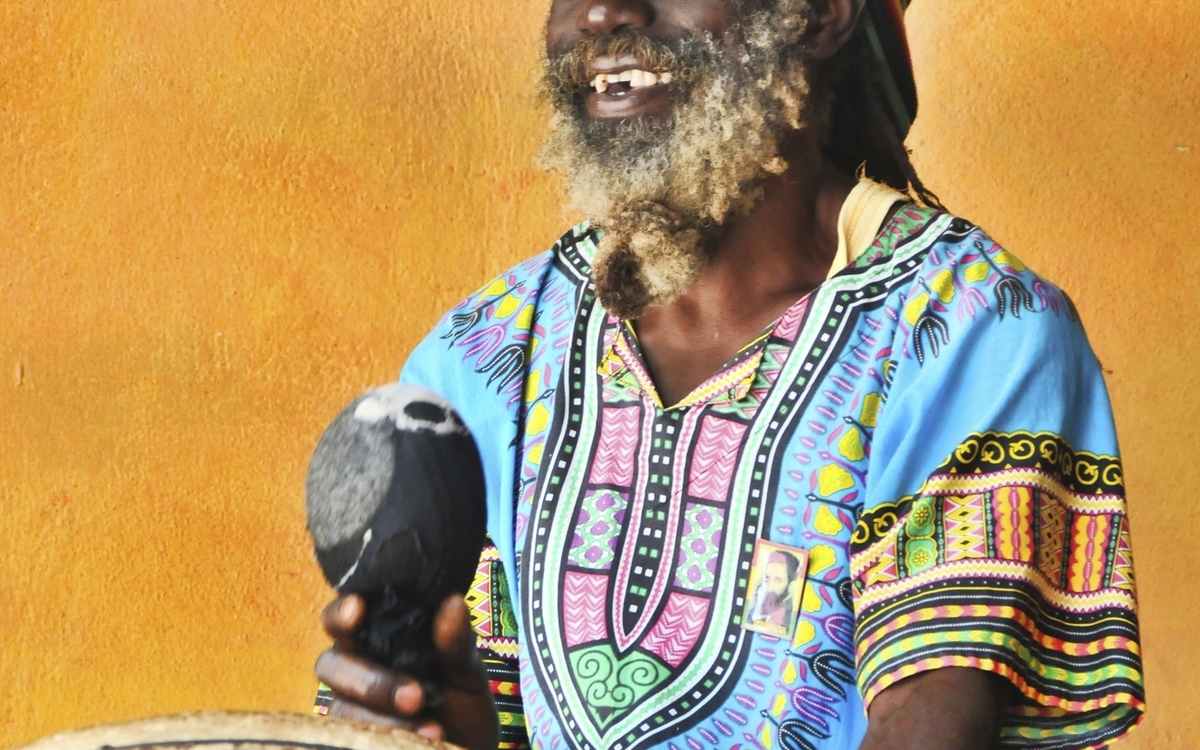 Jamaikaner mit einer traditionellen Trommel