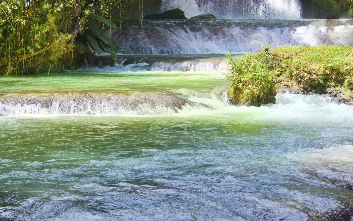 Dunn’s River Falls sind Wasserfälle in Ocho Rios auf Jamaika, Karibik