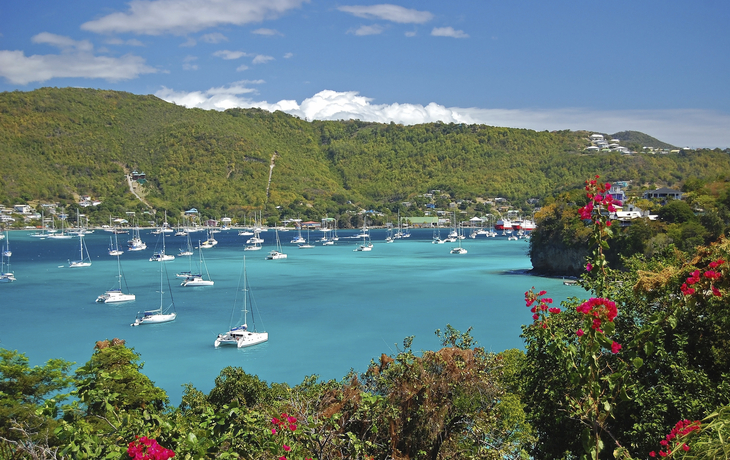 Blick auf die Bucht und den Hafen von Bequia, St. Vincent und die Grenadinen