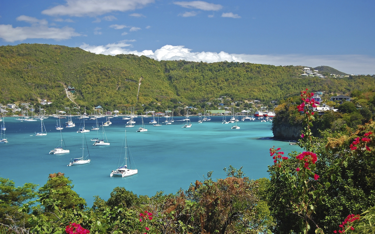 Blick auf die Bucht und den Hafen von Bequia, St. Vincent und die Grenadinen