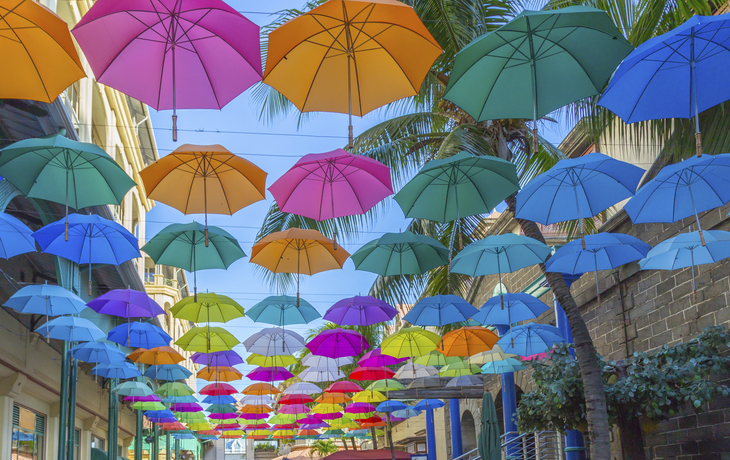 Regenschirme zieren eine Straße von Port Louis, Mauritius