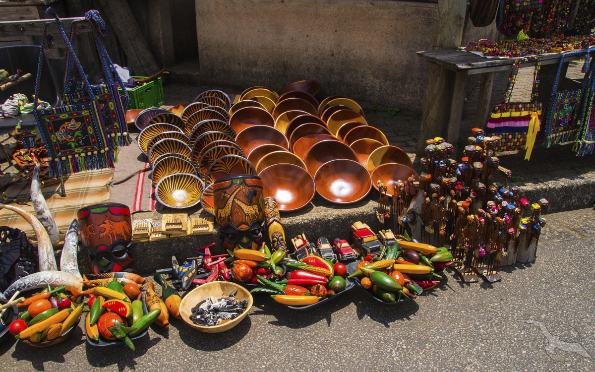 Ein kleiner Markt in Durban mit handwerklichen Erzeugnissen, Südafrika