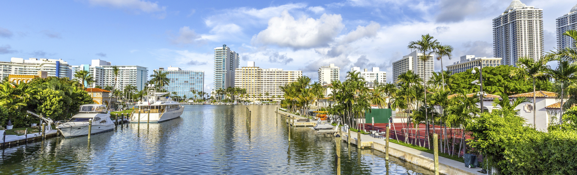 Kanal von Miami mit Blick auf die Wolkenkratzer, USA