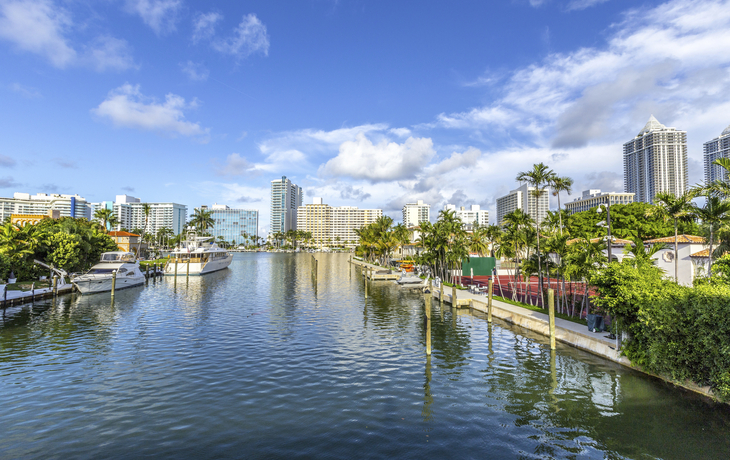 Kanal von Miami mit Blick auf die Wolkenkratzer, USA