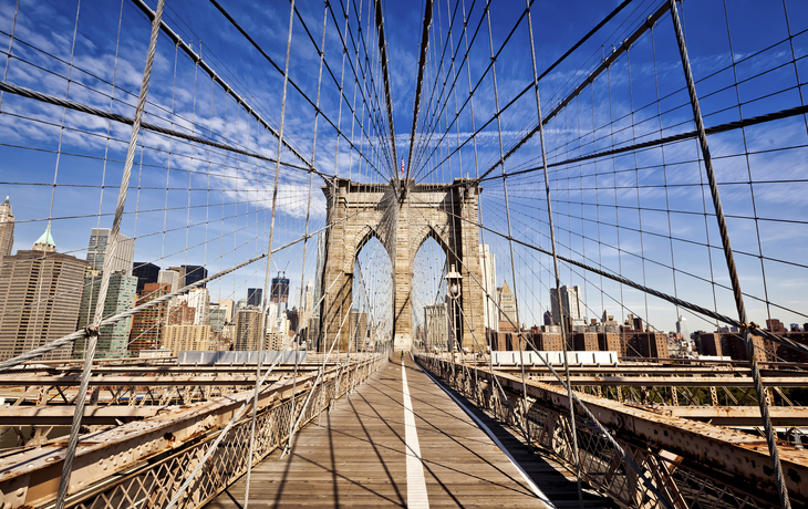 Auf der Brooklyn Bridge in New York, USA