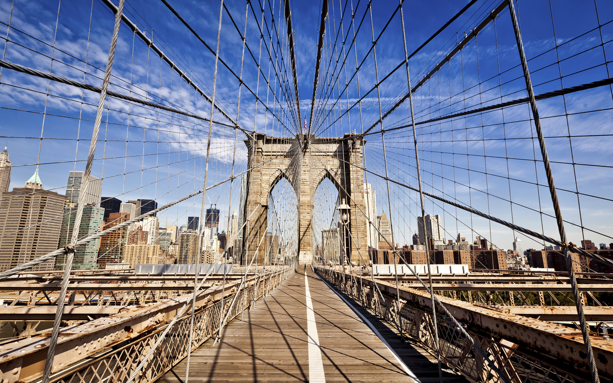 Auf der Brooklyn Bridge in New York, USA