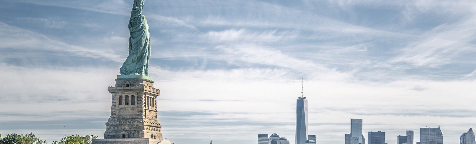 Die Freiheitsstatue mit der Skyline New Yorks im Hintergrund, USA